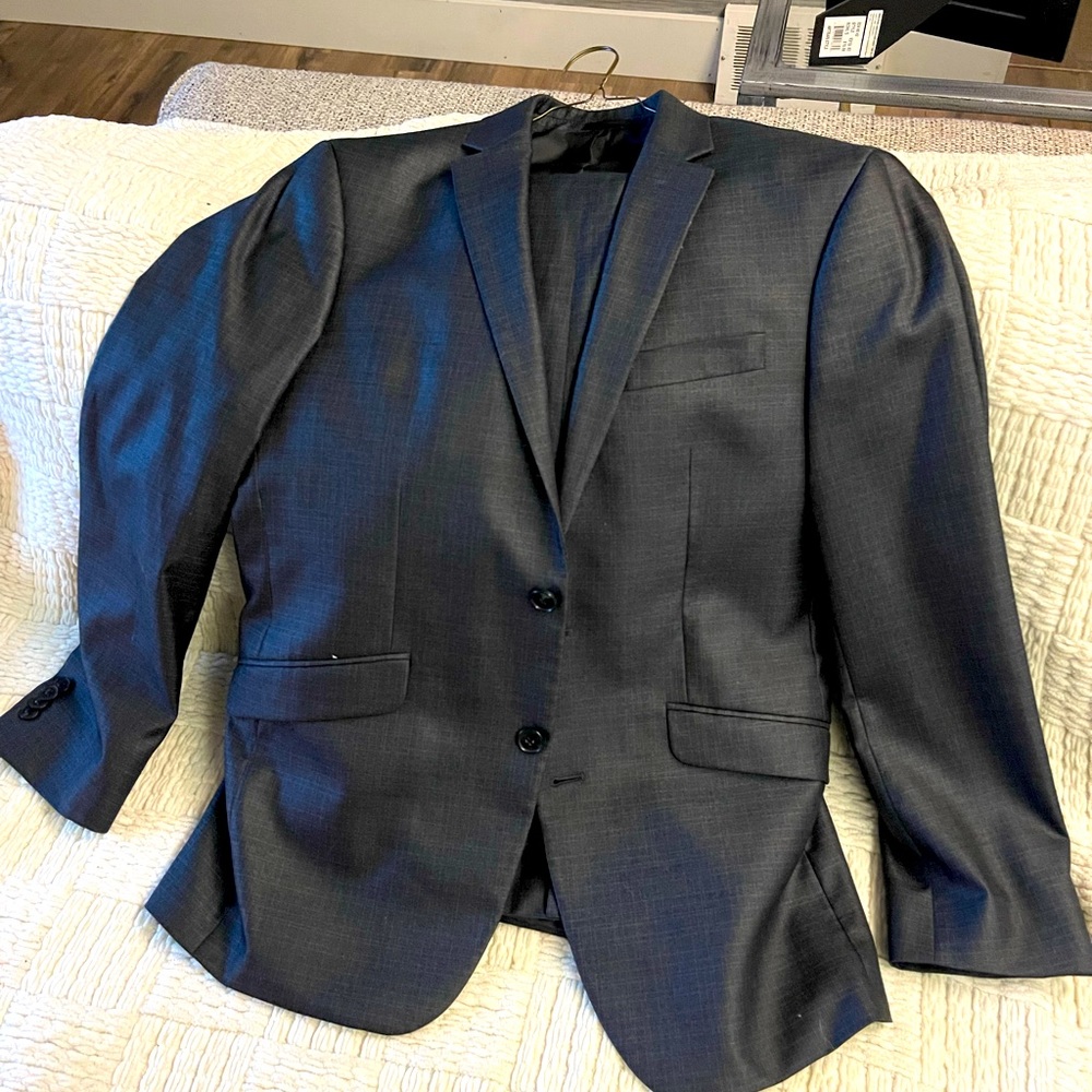 Kenneth Cole Reaction grey suit 36R coat 31W pant